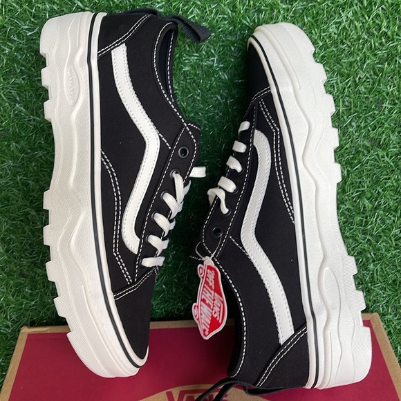 Vans Men’s Sentry Old Skool (Canvas) Black/Marshmallow
VN0A5KR3VQE
Sneakers - Picture 10 of 16